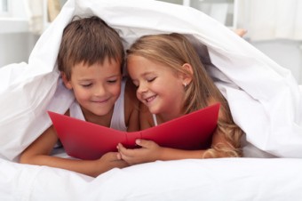 bambini che leggono