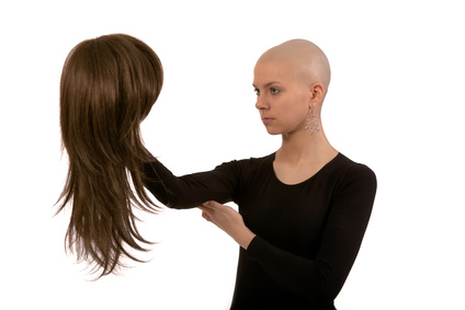 "Dopo la chemio i capelli ricrescono. E potete fare anche la tinta"
