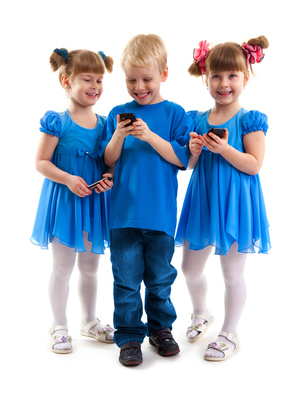 Cellulari dannosi alla salute. Il Belgio vieta quelli giocattolo