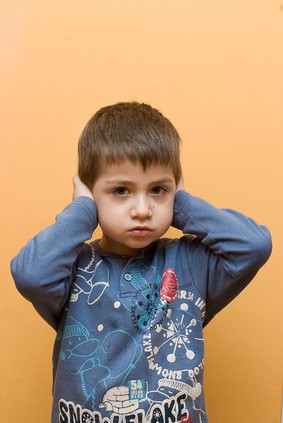 bambino con problemi udito