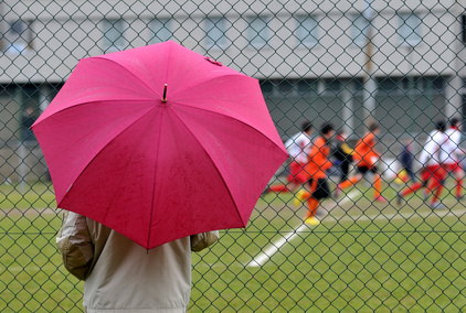 Arbitro insultato: la fidanzata tira un ceffone a un tifoso