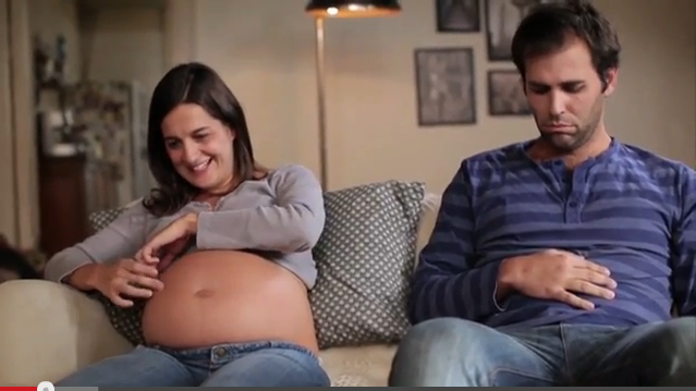 Il bebè si muove nella pancia della mamma: con una cintura lo sente anche il papà