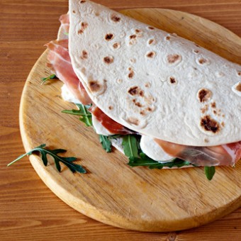 Piadina crudo, mozzarella, rucola