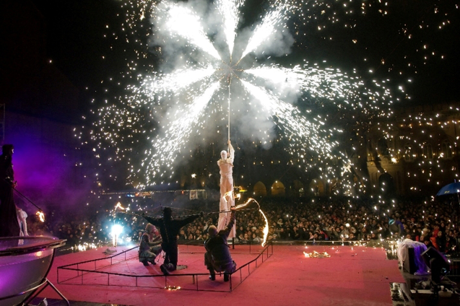 Un circo all'aperto per la Notte delle Creature: acrobati e danzatori