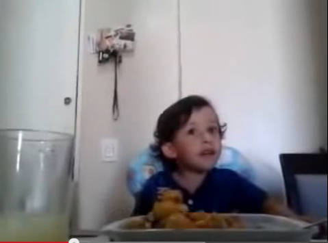 Luiz, il piccolo che non vuole vedere animali nel suo piatto. Un video che commuove la sua mamma e il web!