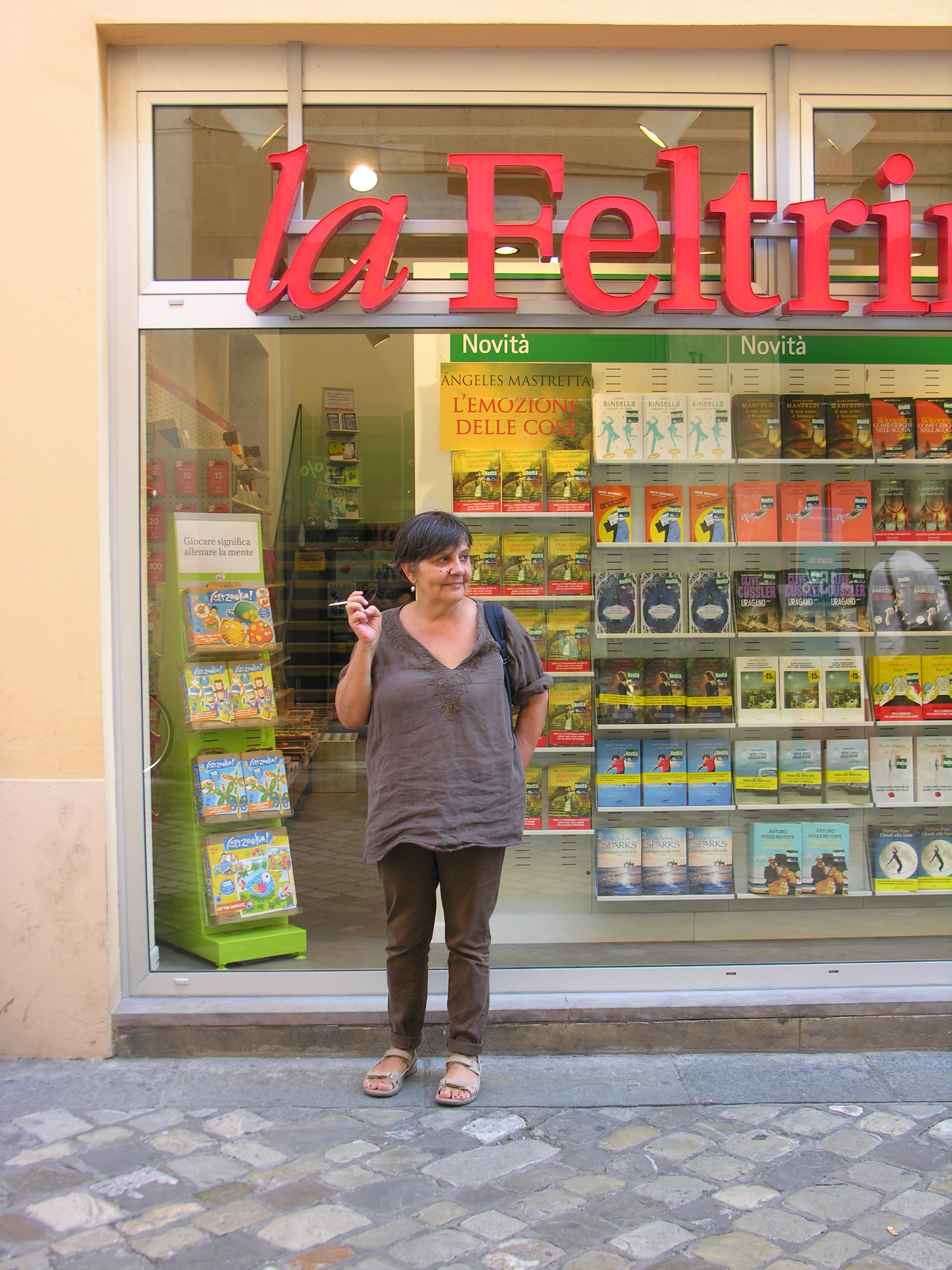 Mirta, la storica libraia della Feltrinelli, va in pensione: "Ecco come ho coniugato professione e famiglia"