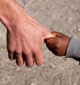 bambino nero, mano, adozione