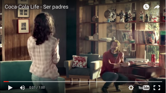 Il test è positivo: la reazione di mamma e papà nello spot della Coca Cola