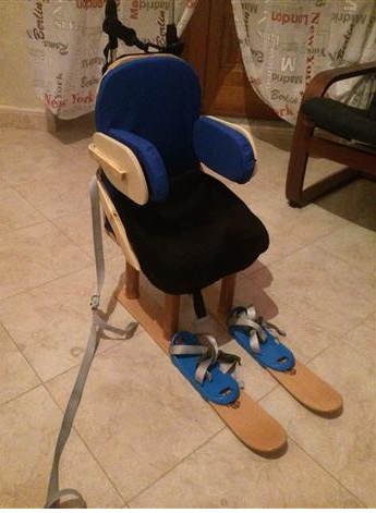 Thomas, bimbo disabile, può sciare: lo slittino se lo inventano mamma e papà