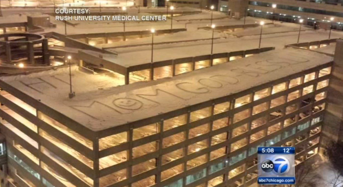 Mamma in ospedale: il figlio lascia messaggio d'amore nella neve