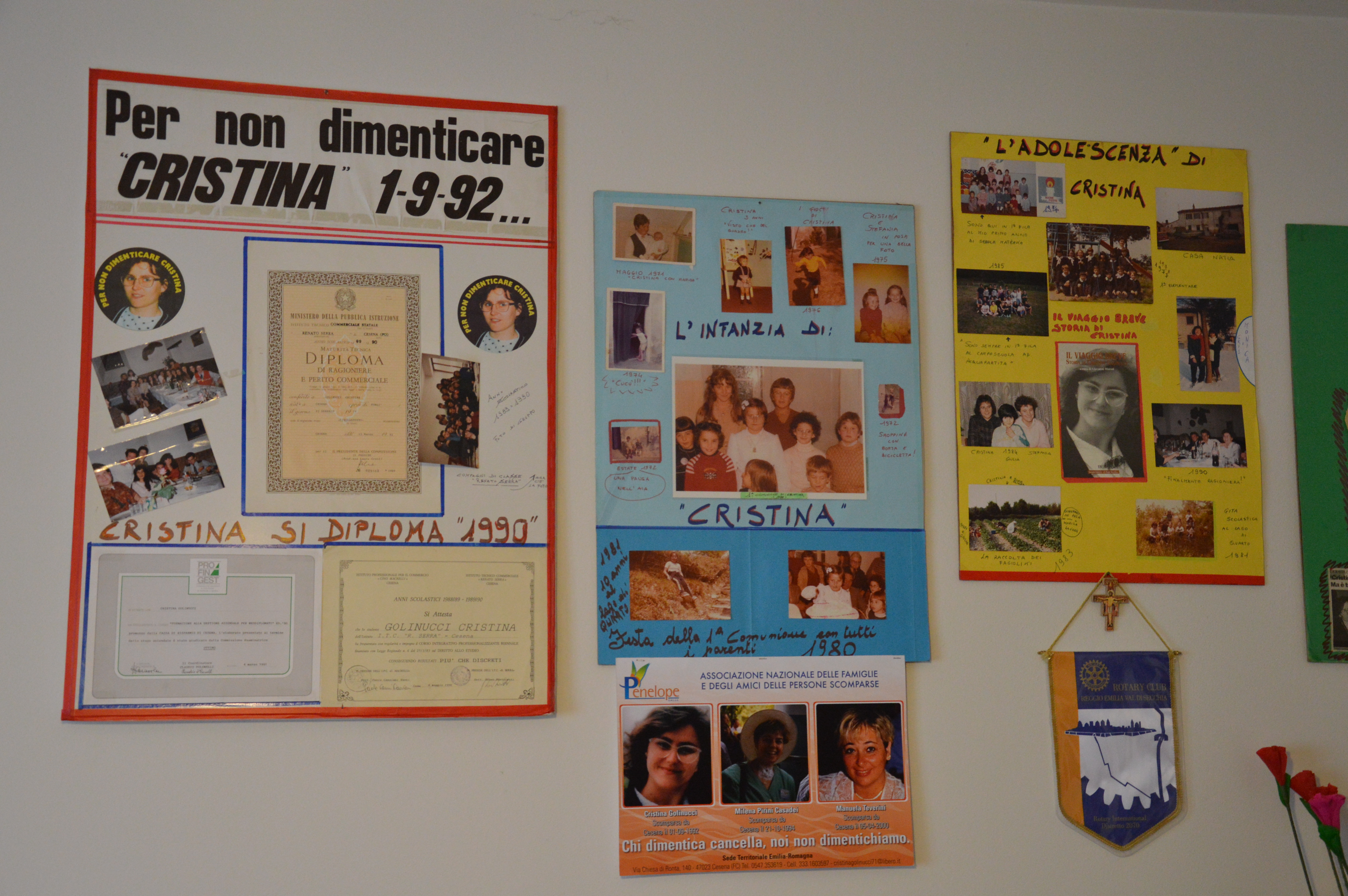 La stanza della casa di Marisa è diventata la sede di Penelope: alle pareti, le tappe della vita di Cristina