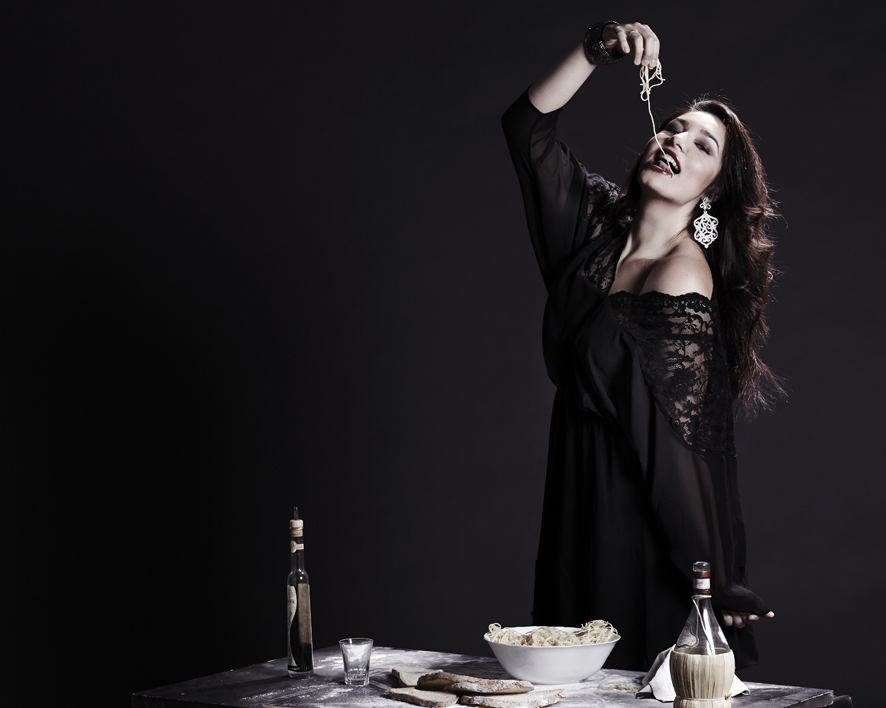 Una petizione per dire "no" a bulimia e anoressia: "La cultura del cibo si insegna a scuola". Parola di modella "curvy"