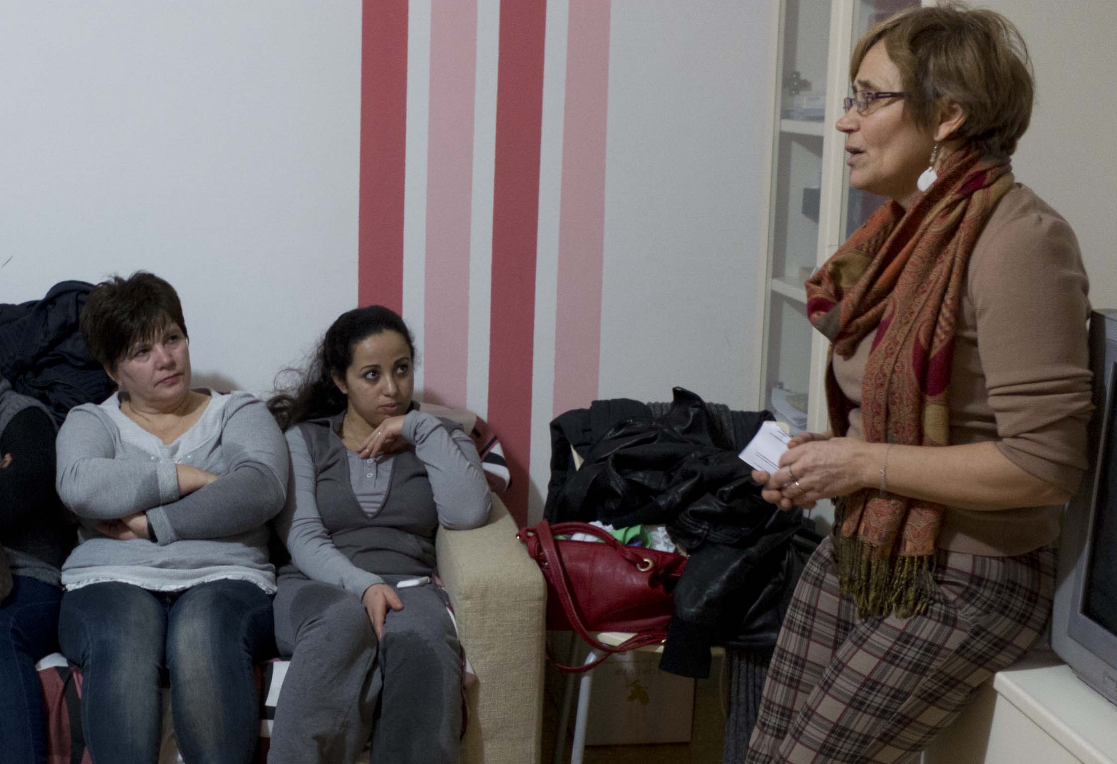 Lasciare i figli per il lavoro: ecco come fa una "badante"