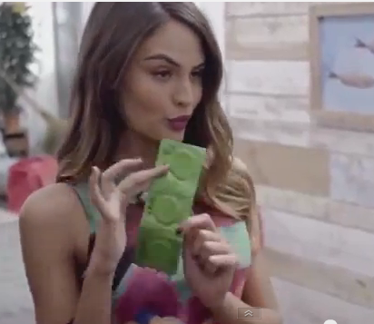 S'immagina mamma e buca i preservativi: polemiche per lo spot di Desigual