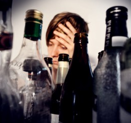 Quante bottiglie nascoste sotto il letto: Violetta, l'alcol e un corpo che non dimentica  