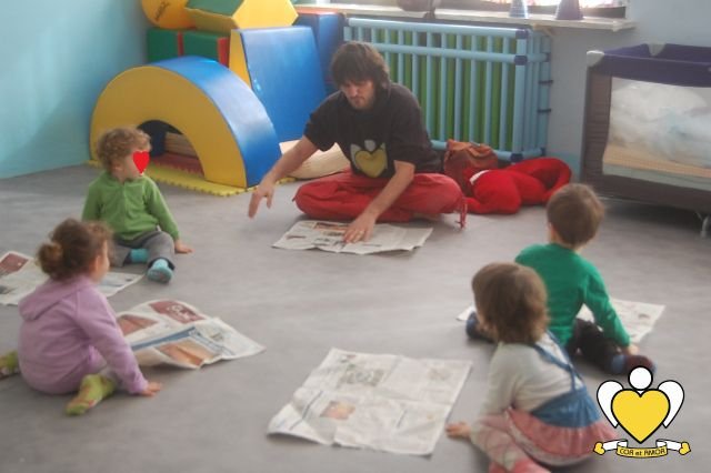 Luca Nardi con alcuni bambini coinvolti nei "Giochi del cuore"