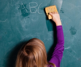 Insultava i bambini, maestro di nuovo in classe