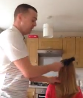 Fare la coda a una bimba? Il papà ci riesce con l'aspirapolvere. Il video 