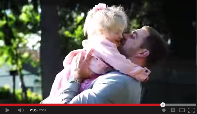 Il primo appuntamento? Te lo regala papà. Il video ad altissimo contenuto di tenerezza