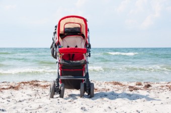 neonato in carrozzina al mare