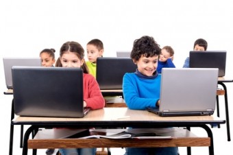 bambini al computer scuola