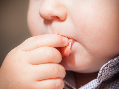 Papà salva il figlio dal soffocamento