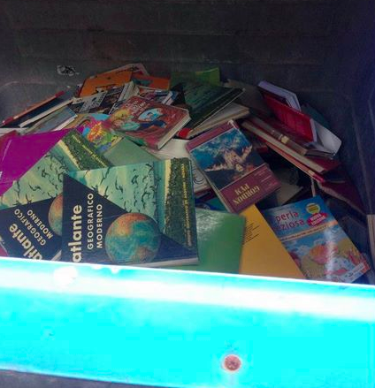 Libri scolastici gettati nel cassonetto. I cittadini si indignano e li raccolgono