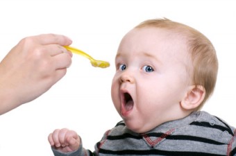 svezzamento, pappe, bimbo che fa la pappa