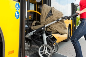 mamma che sale sul passeggino sull'autobus
