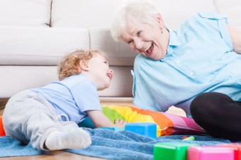 nonna che gioca con il nipote