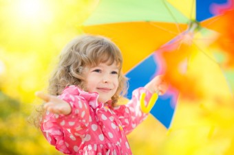 bambina che sorride, autunno