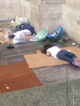Milano, bambini addormentati tra i rifiuti in Stazione Centrale