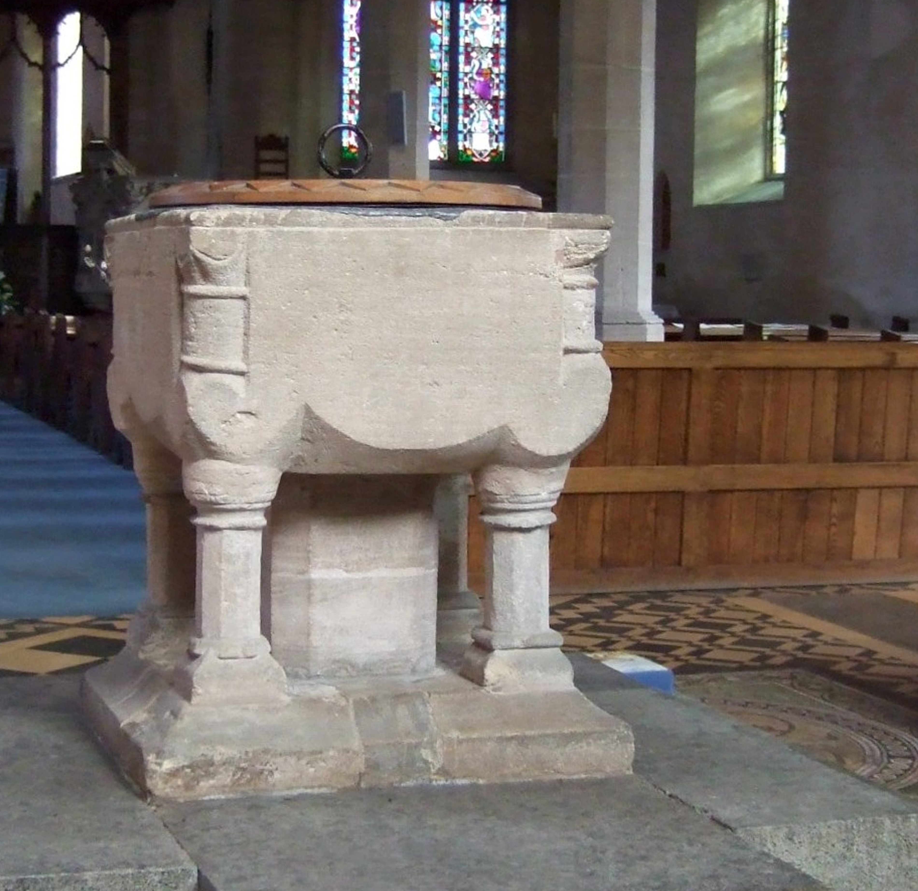 Dalla chiesa di periferia scompare il fonte battesimale