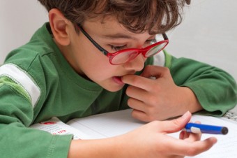 Bambino tra i banchi di scuola