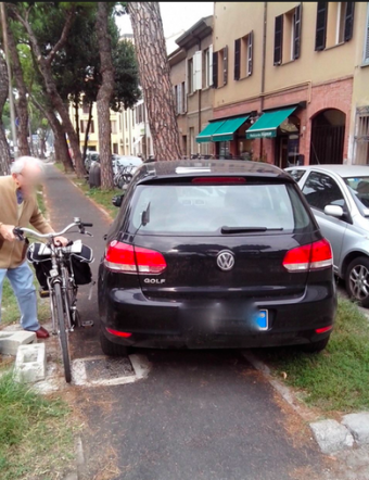 parcheggio selvaggio in via Maggiore a Ravenna