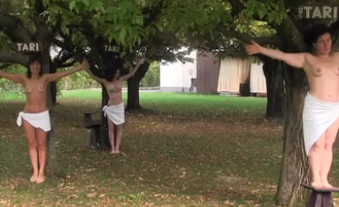 Ristoratrice protesta seminuda: "Io, ragazza madre strozzata dalla tassa rifiuti"