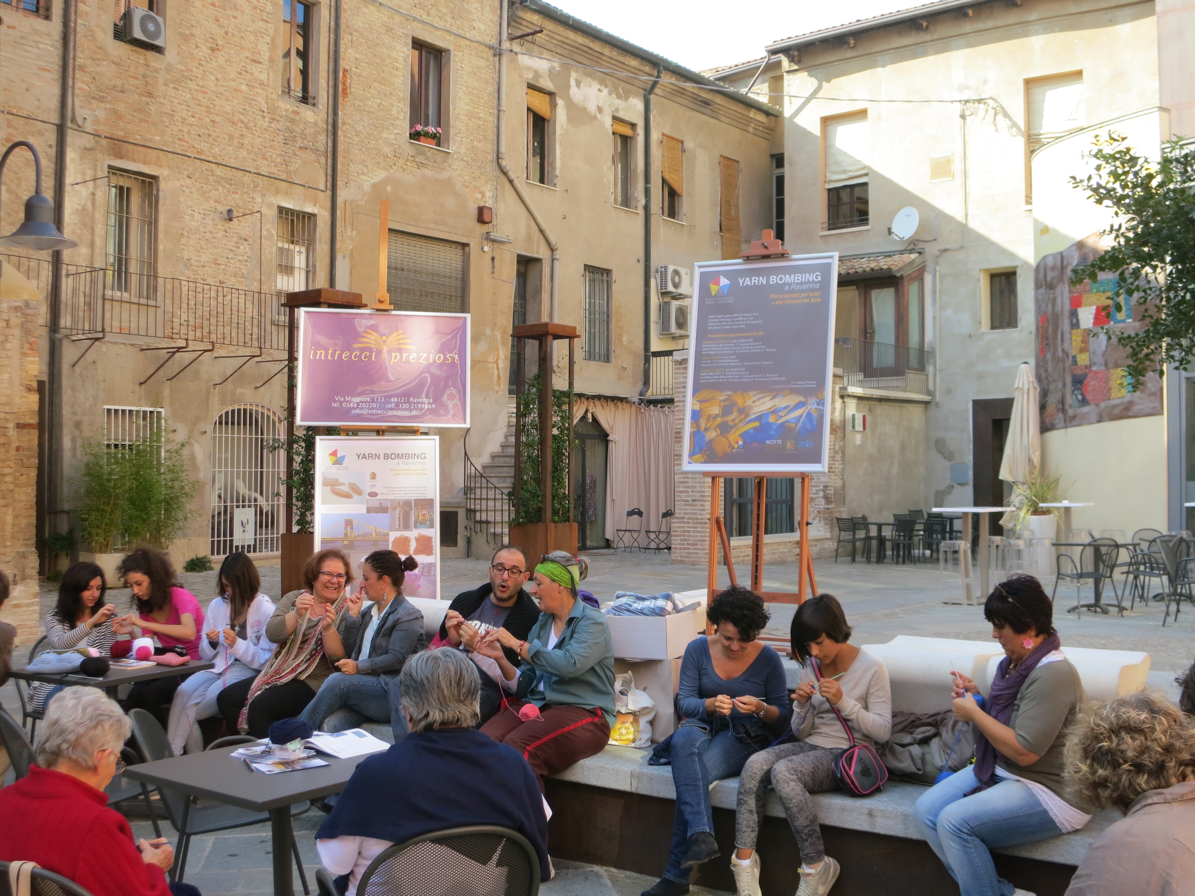 'Più uncinetti per tutti', a Ravenna parte Yarn Bombing per trasformare la città in un patchwork di colori