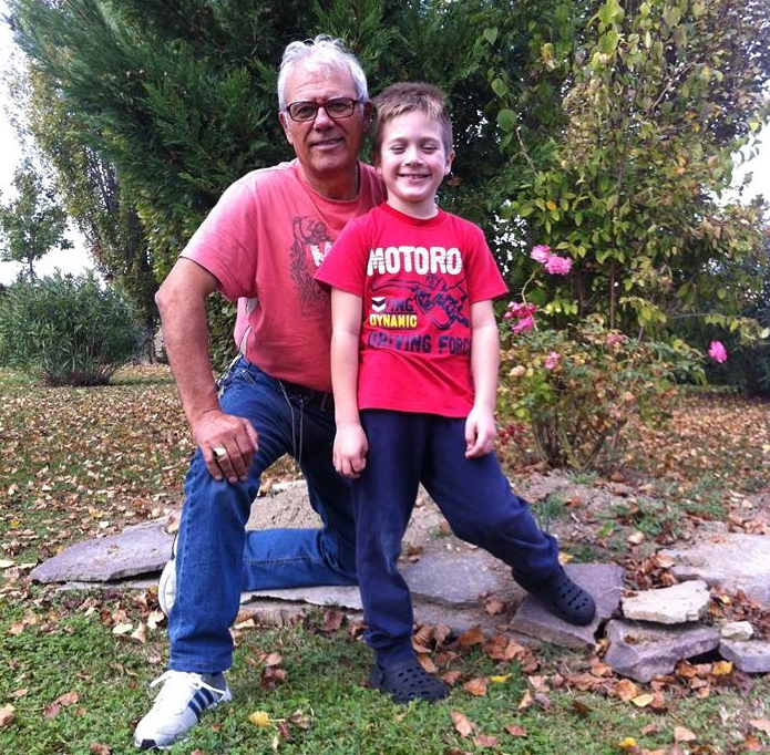 Mario, il nonno che racconta ai bambini le tradizioni: in dialetto