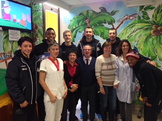 I giganti del Basket Ravenna tra i piccoli della Pediatria
