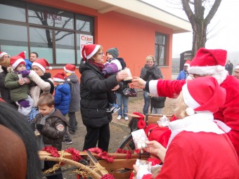 la consegna delle caramelle ai bambini