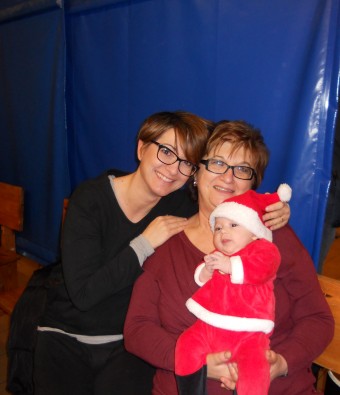 la piccola Agnese di 2 mesi e mezzo, la più piccola partecipante qui insieme alla nonna Manuela e alla mamma