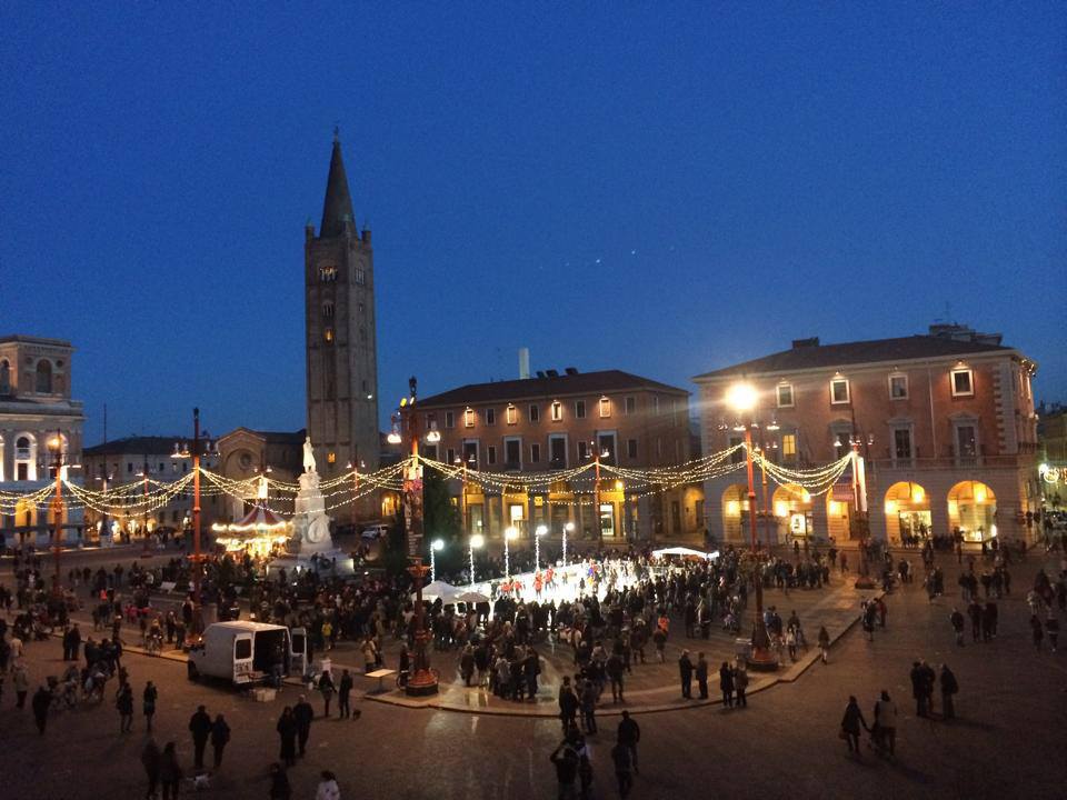 Forlì, impazza tra i bambini la pista da pattinaggio