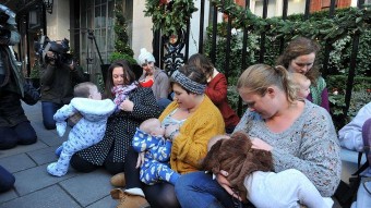 La protesta di alcune mamme londinesi (foto dal profilo Twitter Itnews)