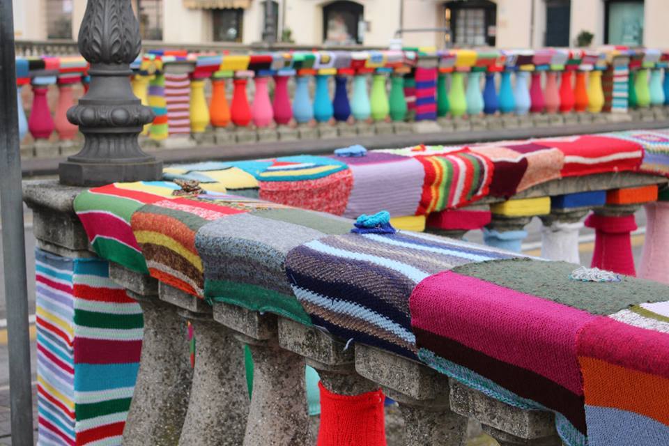Urban knitting: a Cesenatico il mondo colorato di "Un Mare di Lana"