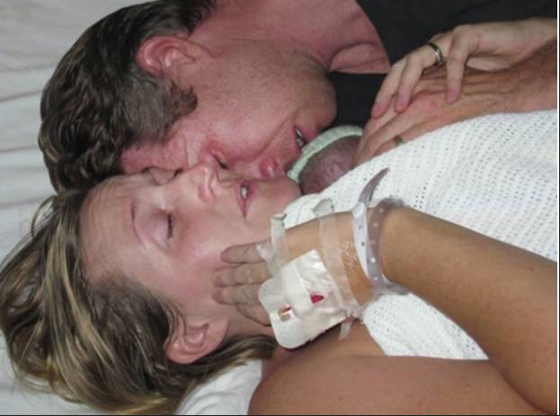 L'incredibile storia del piccolo Jamie: dato per morto alla nascita, rivive con l'abbraccio di mamma e papà