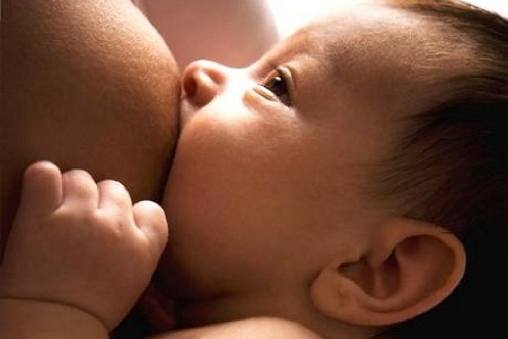 Emilia-Romagna, allatta di più chi ha figlie femmine e chi è straniera