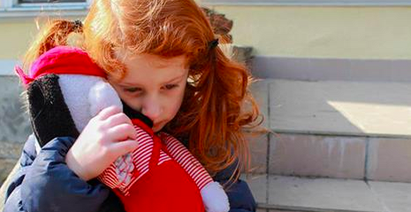 La adottano per fare compagnia alla figlia. Poi la abbandonano. Ma c'è il colpo di scena