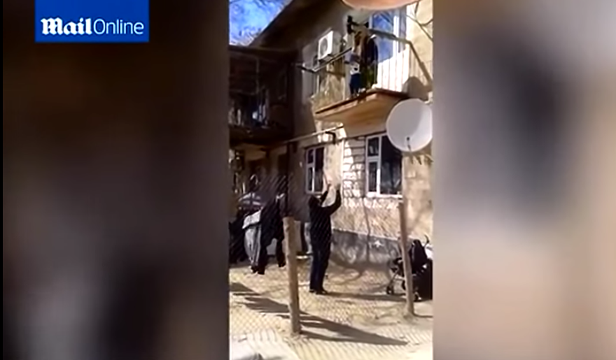 Il video choc: la mamma non ha voglia di scendere le scale, lancia il bimbo dal balcone