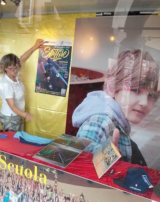 Una vetrina in piazza del Popolo in ricordo di Alessio Lunardini. In attesa del super contest