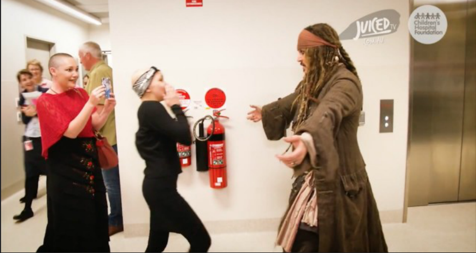 Johnny Depp si veste da Jack Sparrow e arriva tra i bimbi ricoverati